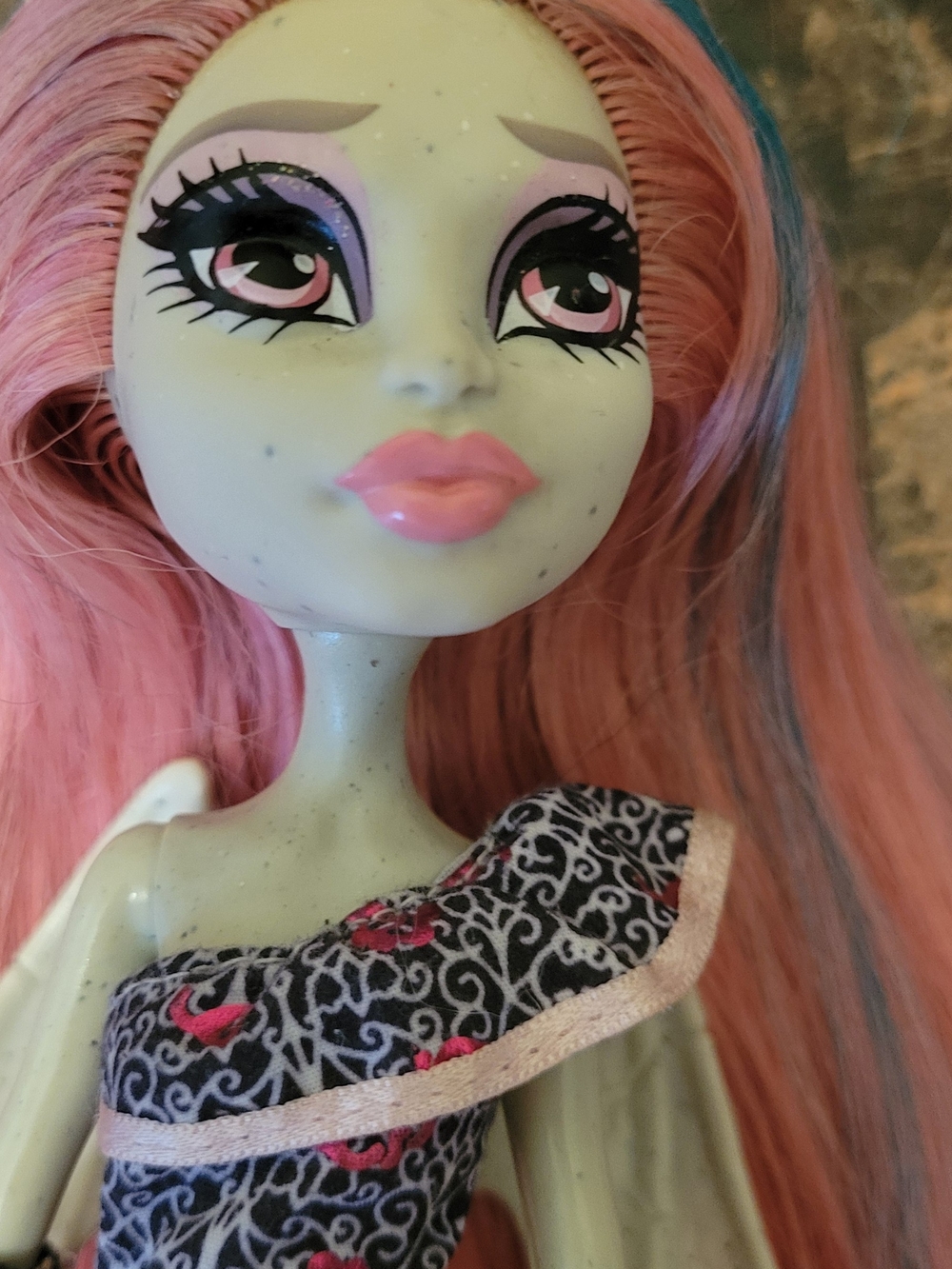 G1 Monster High Rochelle Goyle Ghouls Night Out With Wings & MH stand - Picture 6 of 9